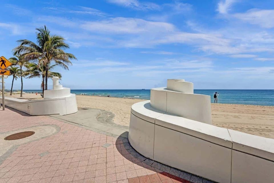Fort Lauderdale beach promenade with palm trees