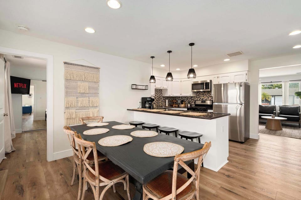 From kitchen to table in seconds – the perfect spot for family meals and shared moments.