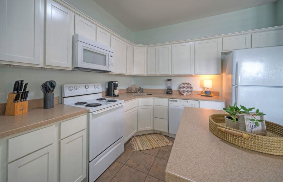 Stocked with all the kitchen essentials. (Costa Bahia 207)