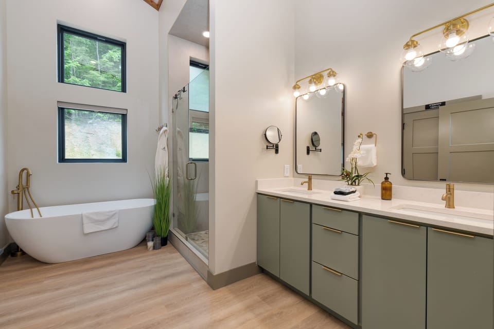 Primary bedroom's ensuite.
