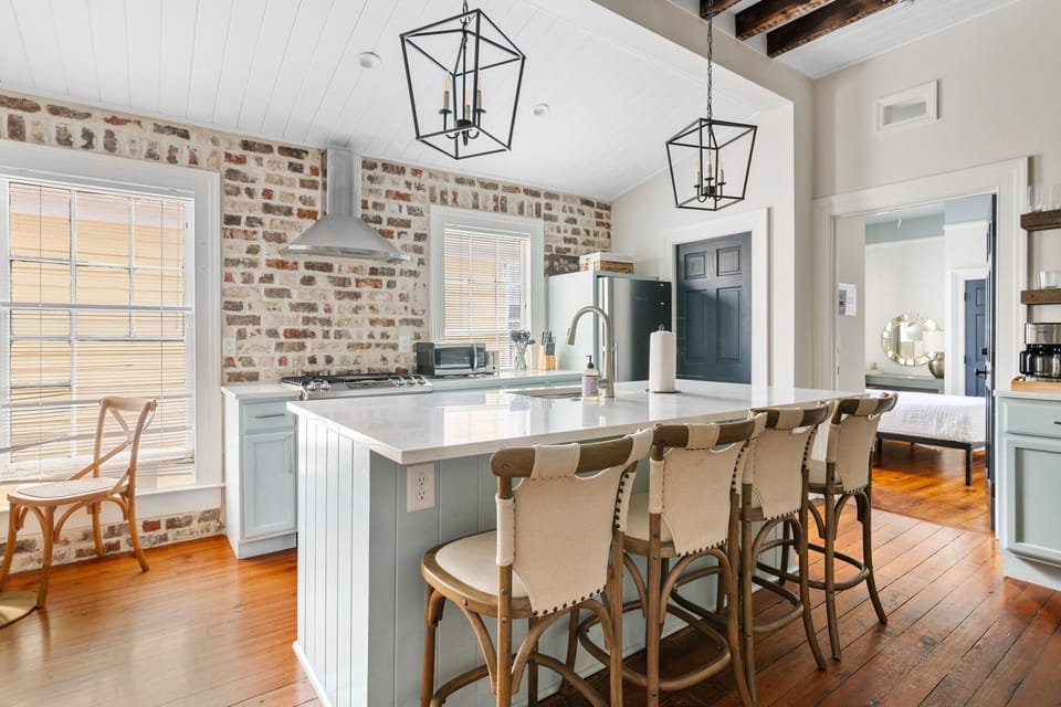 Mealtime feels a little more special in a space like this.
