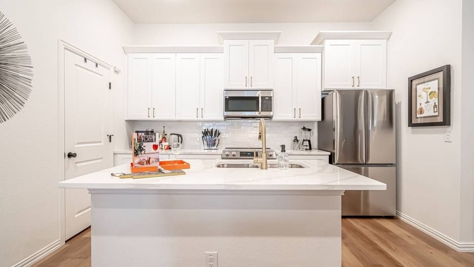  A fully equipped chef's kitchen with everything you need for a home-cooked meal or game day prep. Full-size appliances, cookware, utensils, and counter space to spare — because not every great meal should come from DoorDash.