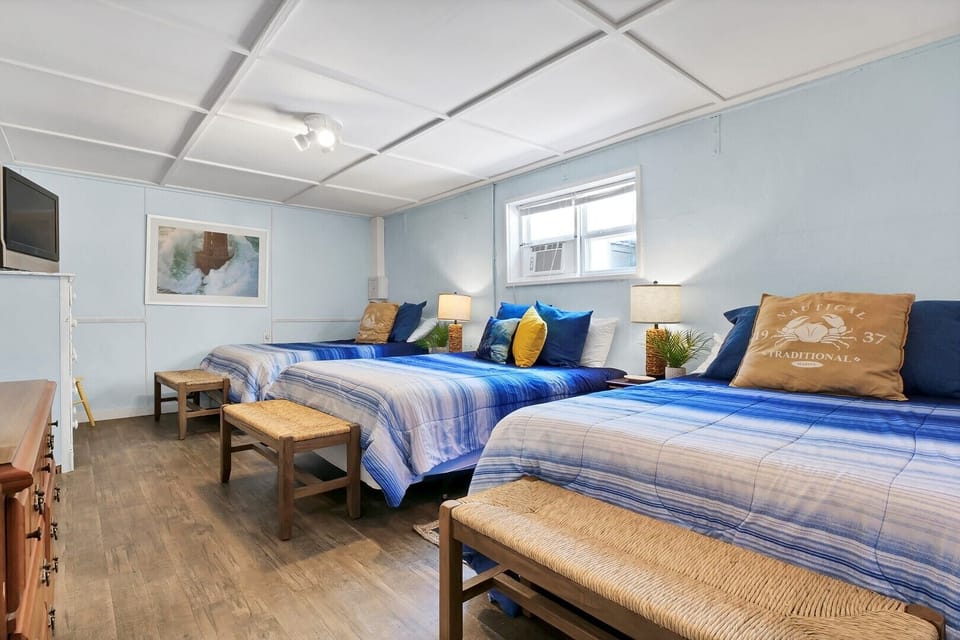 Ground Floor Bonus Bedroom - 3 Queen Beds
