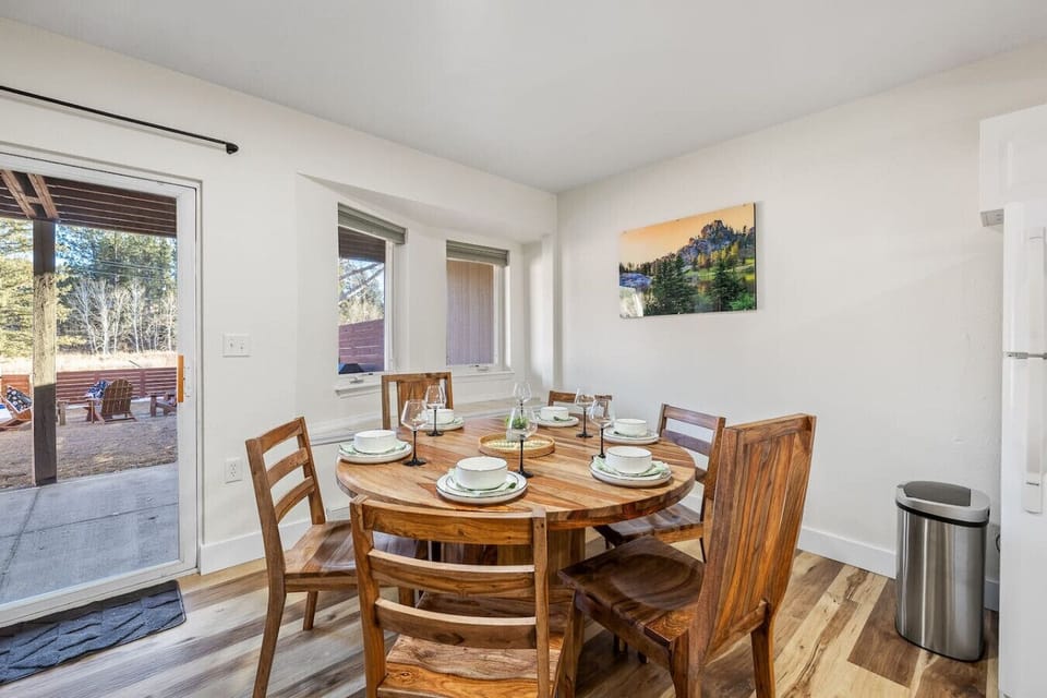 Bringing the great outdoors inside—earthy wood tones and natural beauty set the scene for every meal.