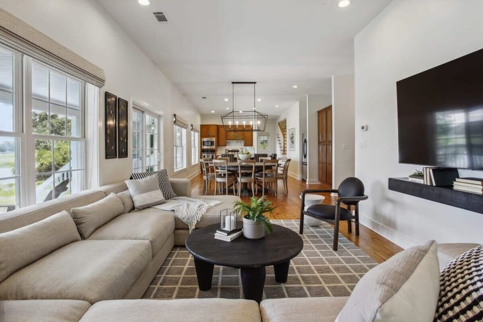 Spacious Open-concept Living and Dining