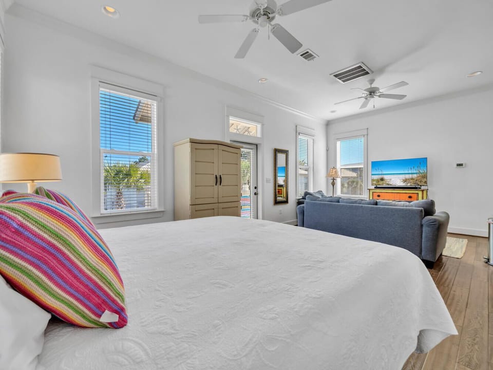 "Simply the Beach" carriage house in Seacrest!