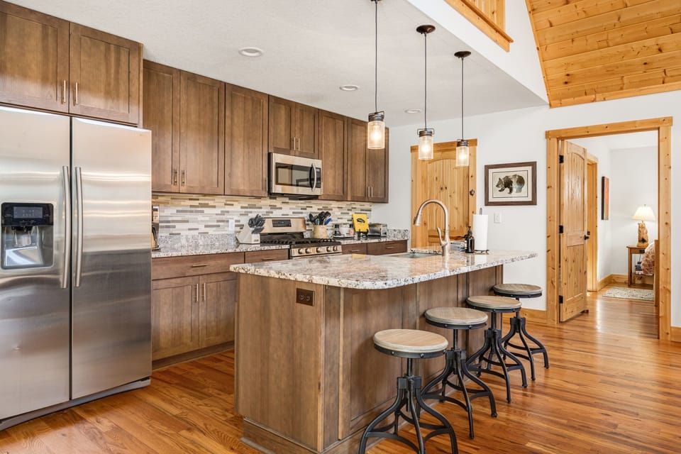 Serenade Shores - Fully Equipped Kitchen w/ Breakfast Bar Seating