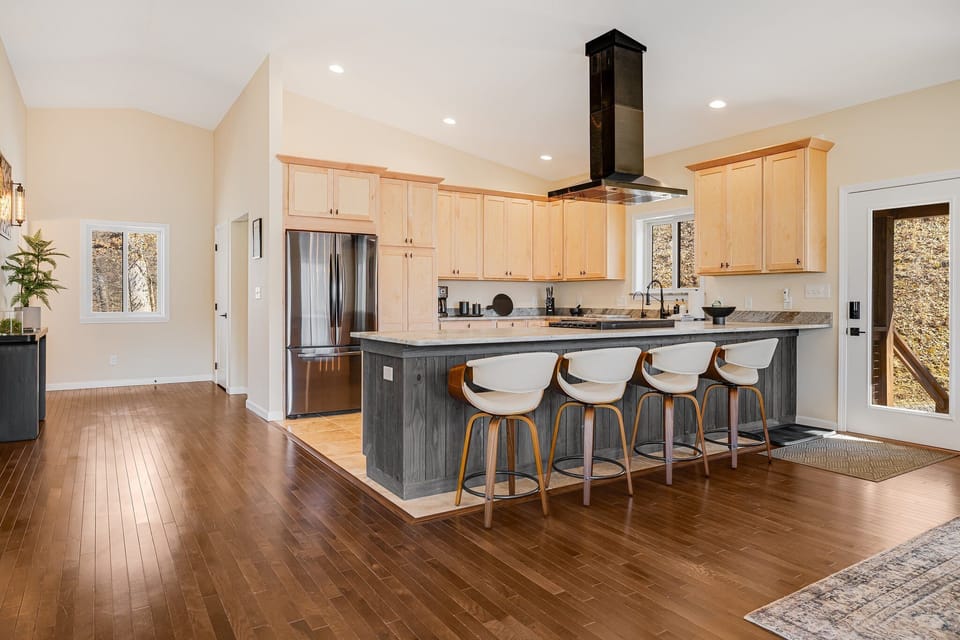 Chef's Kitchen w/ Breakfast Bar Seating