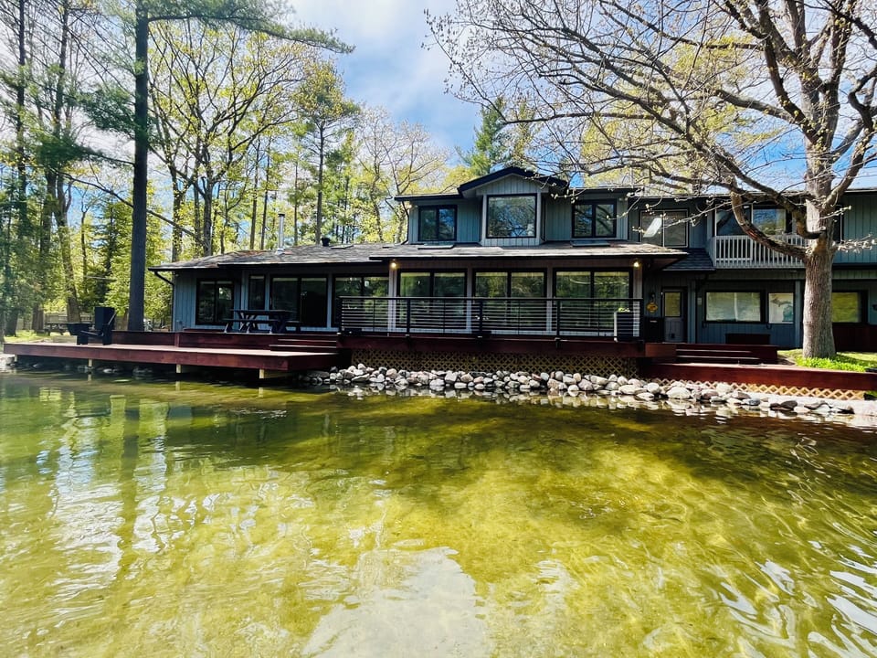 Direct river access and a short kayak to town.  Pick up pizza from Millie’s!