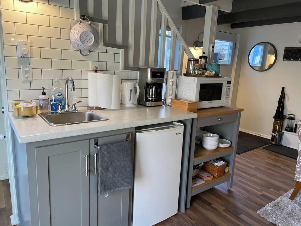 Kitchenette with sink, bar fridge, microwave, toaster, coffee maker and kettle