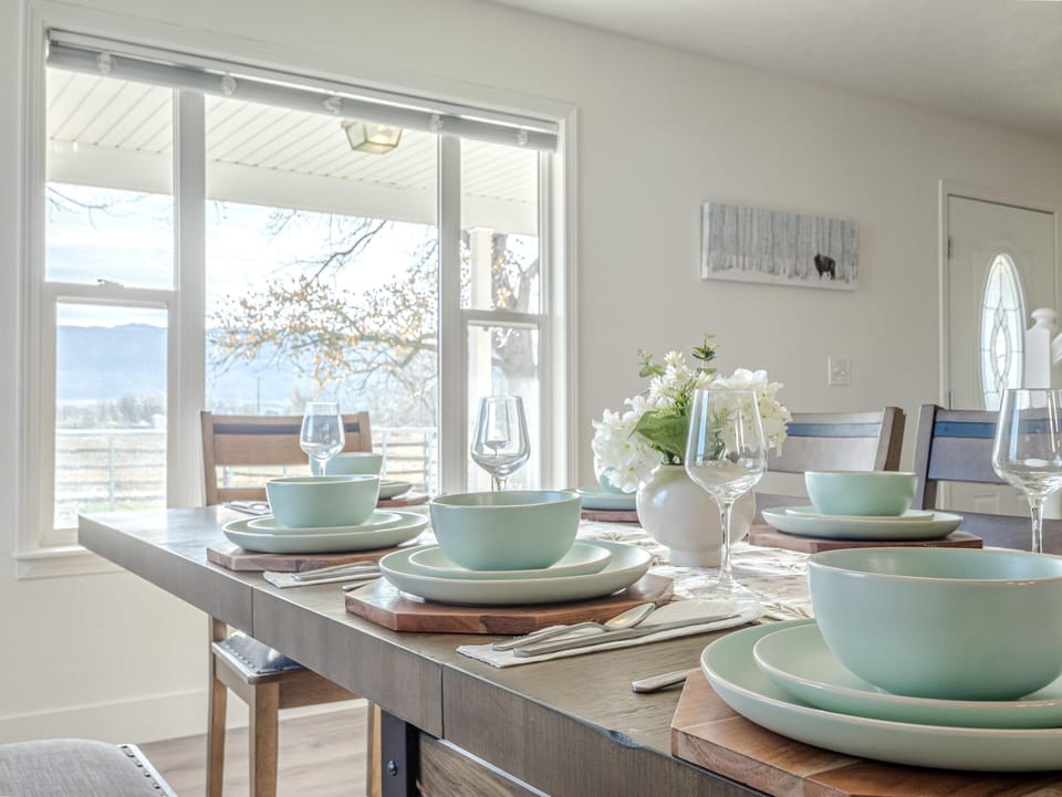 Ideal for entertaining—ample seating, stylish setup, and great lighting.