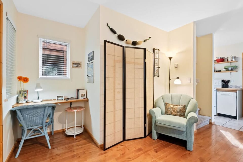 Work remotely with ease – fast WiFi (250 Mbps) and a comfortable setup in the living room.