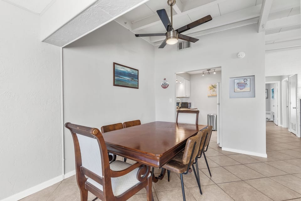 Cheerful dining space with extendable table - perfect for the whole family!