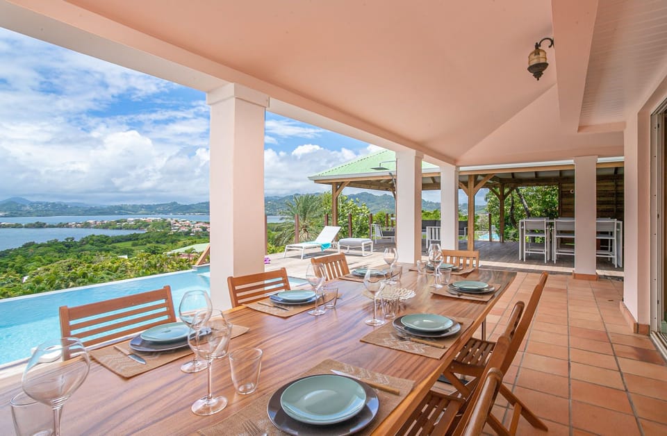 Terrace for your lunch in the open air facing the majestic bay of Robert.