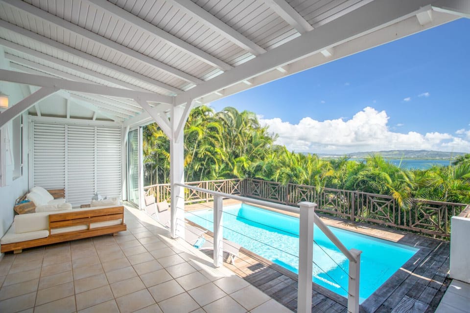 Pool and sea view in Trois-Îlets