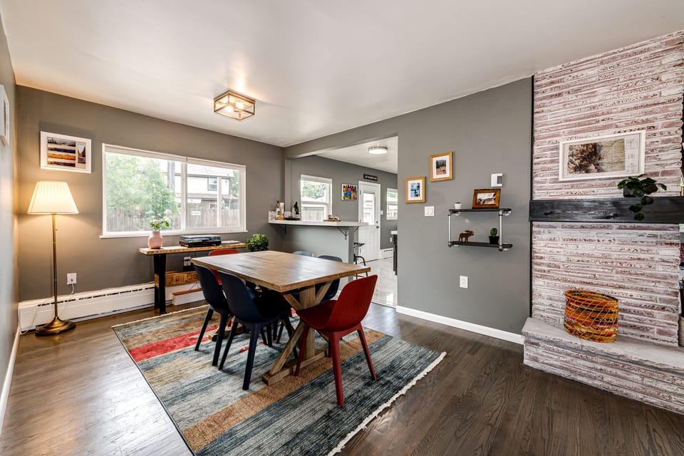 The 6-seater dining table can accommodate large groups 