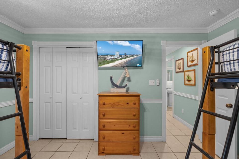 Bunk room - 2 queens, 2 fulls