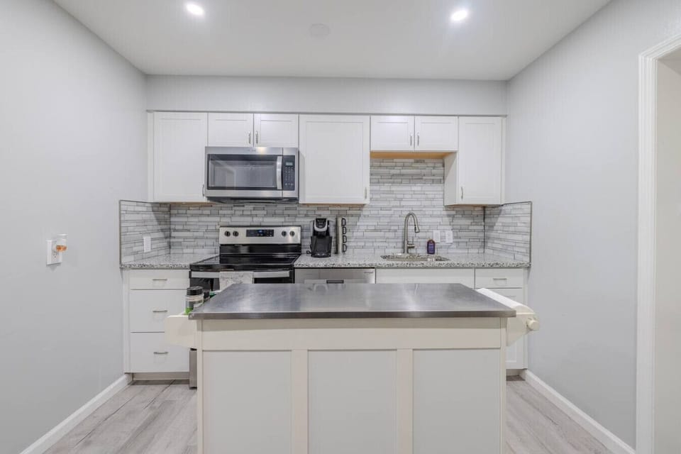 Clean & modern kitchen.