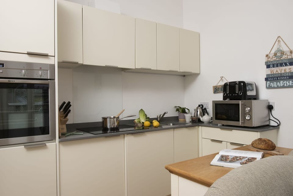 Kitchen with oven, hob, microwave, kettle and toaster - 55 Una