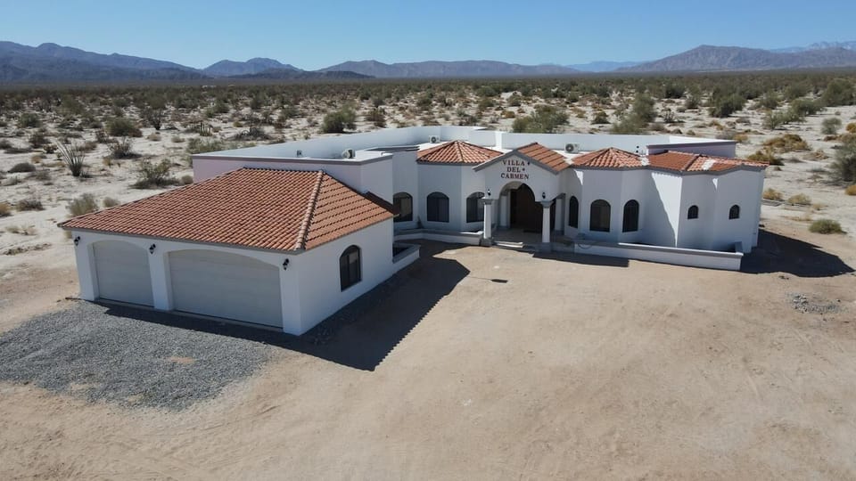 Single-floor 4-bedroom, 2.5-bath home in Vista del Mar. Full kitchen, attached garage, patio with outdoor grill. 8 pool passes included. Sleeps 8.