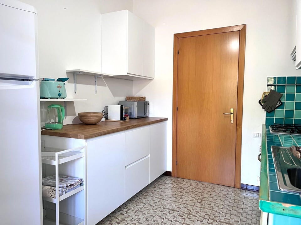 Kitchen Appliance, Kitchen, Countertop, Cabinetry, Major Appliance, Flooring, Furniture, Interior Design, Wood, Floor