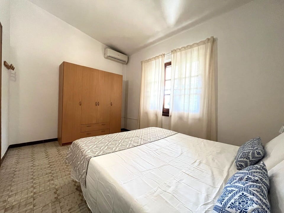 Bed, Bedroom, Floor, Bedding, Flooring, Bed Sheet, Interior Design, Wall, Furniture, Wood