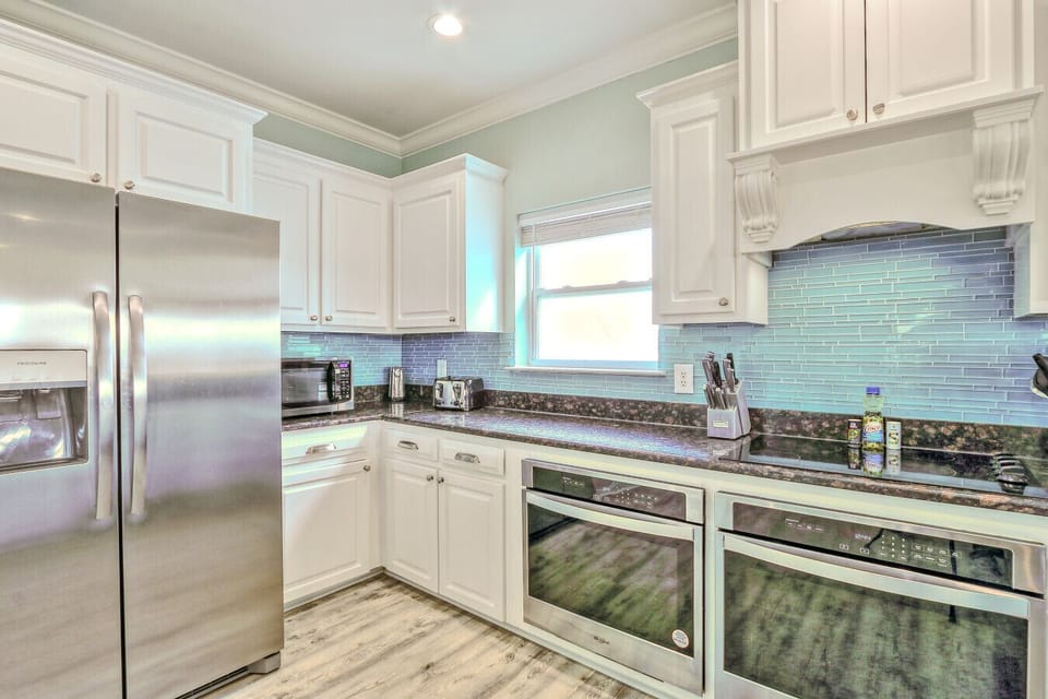 Full stocked kitchen w/double appliances!
