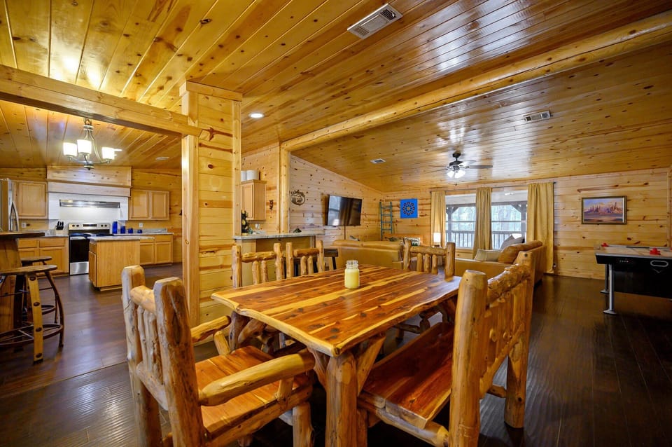 Additional seating for 6 is available between the barrel table & kitchen counter