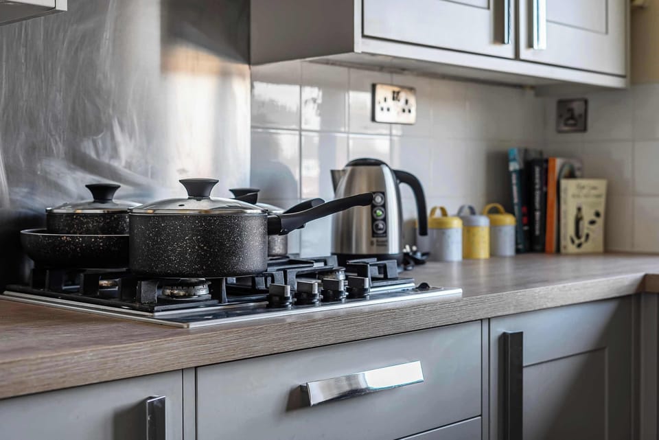 Modern appliances, cookware, and thoughtful touches make this kitchen a dream for food lovers. 🍴🧂