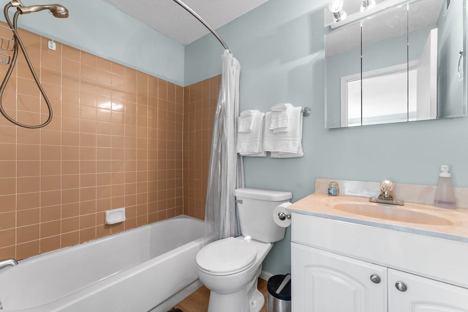 En suite bathroom for Bedroom 1