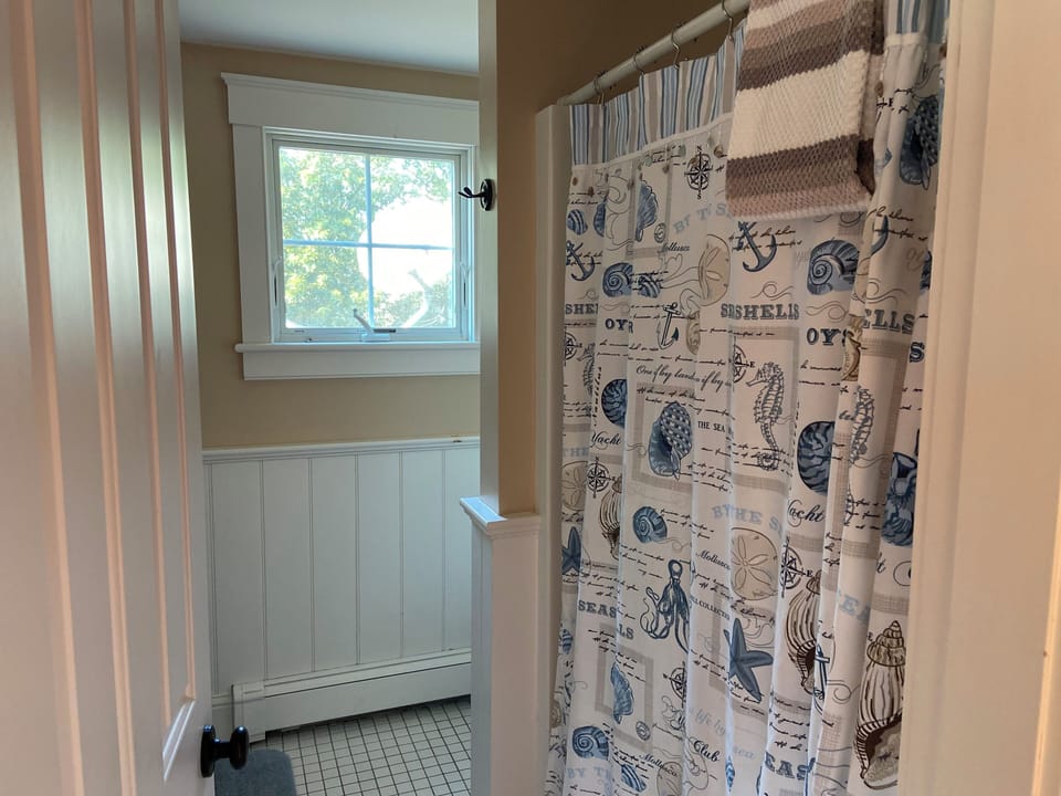 Queen Suite Bathroom