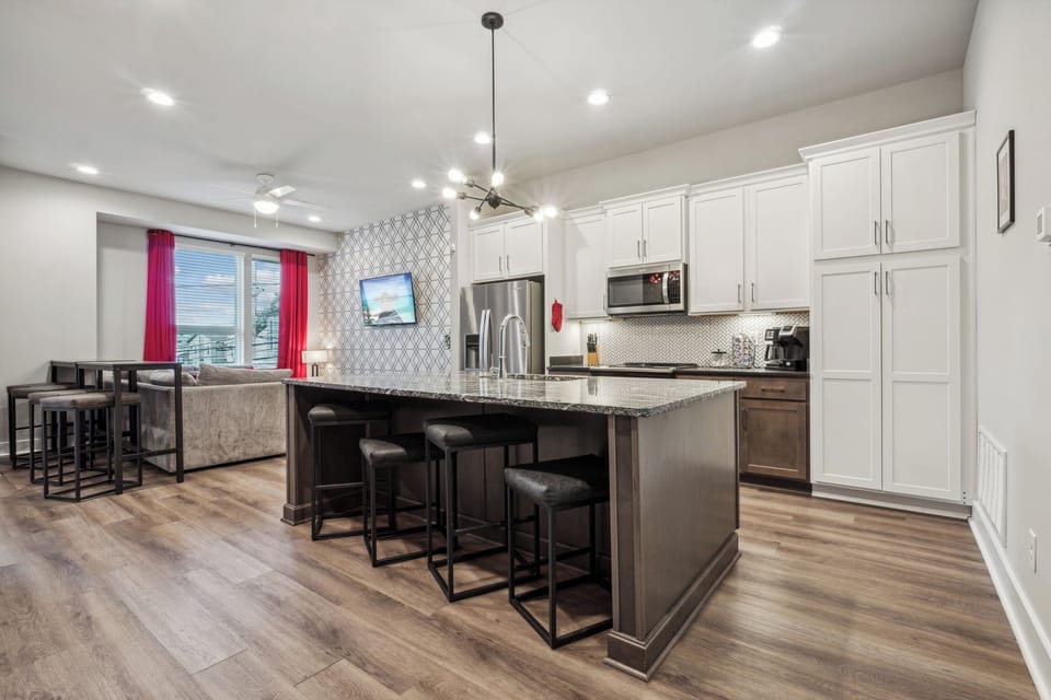 Full stocked kitchen!Plenty of space to cooking and dining!