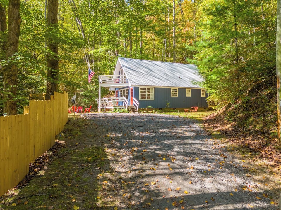 Road leading to house requires 4WD or AWD.