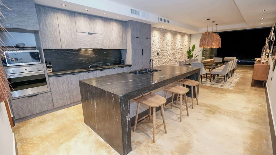 Cocina completa ubicada en planta baja con desayunador 
