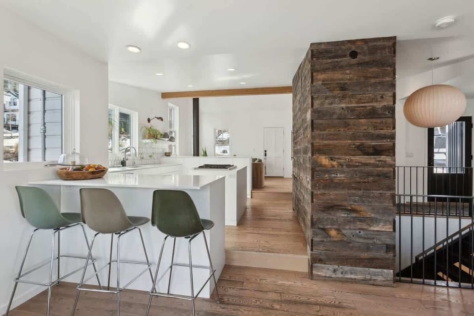 Breakfast Bar & Gourmet Kitchen