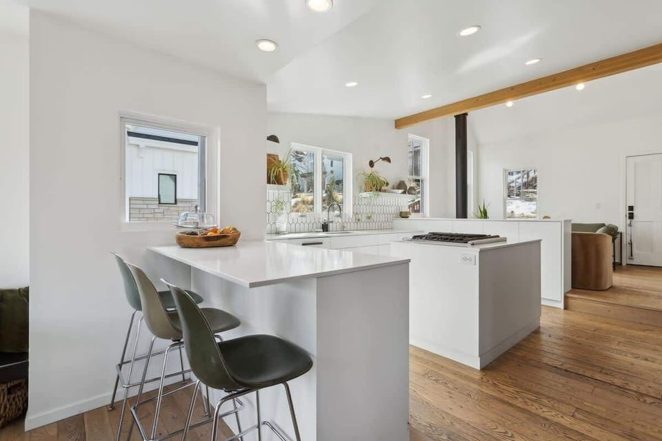 Breakfast Bar & Gourmet Kitchen