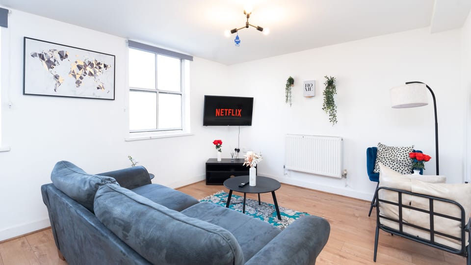 -Living Room
-Seating Area
-TV & Entertainment 
-Netflix 
-Fast Wifi