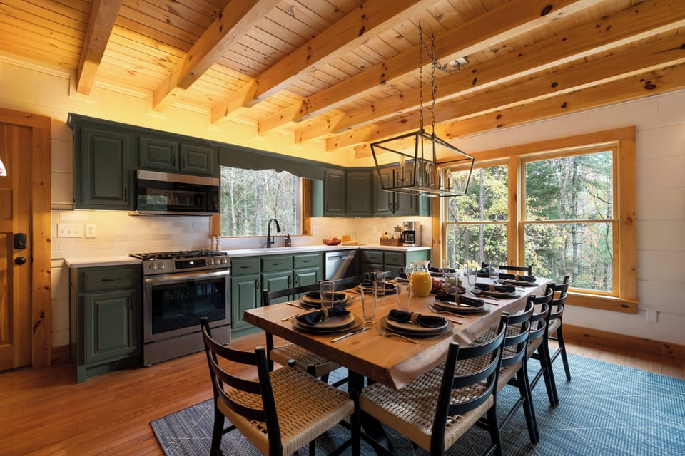 Fully equipped kitchen with seating for 10