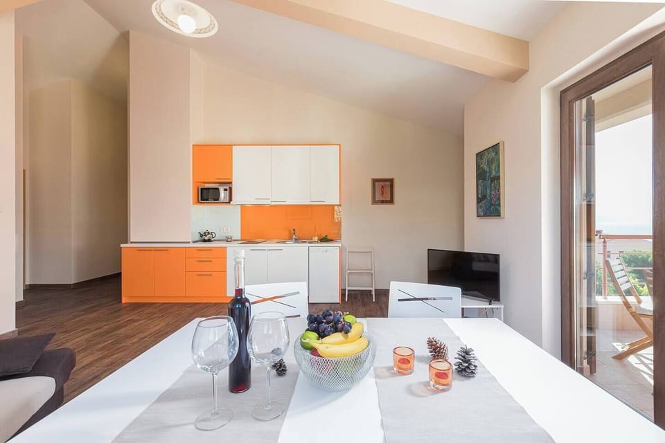 Living room (dining table, kitchen)