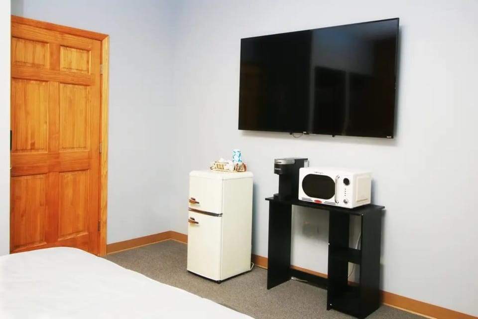 Indoors, Screen, Appliance, Microwave, Oven
