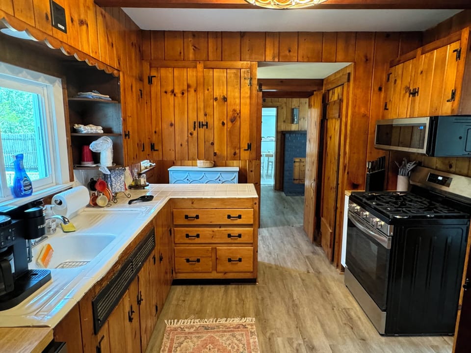 Full kitchen main floor