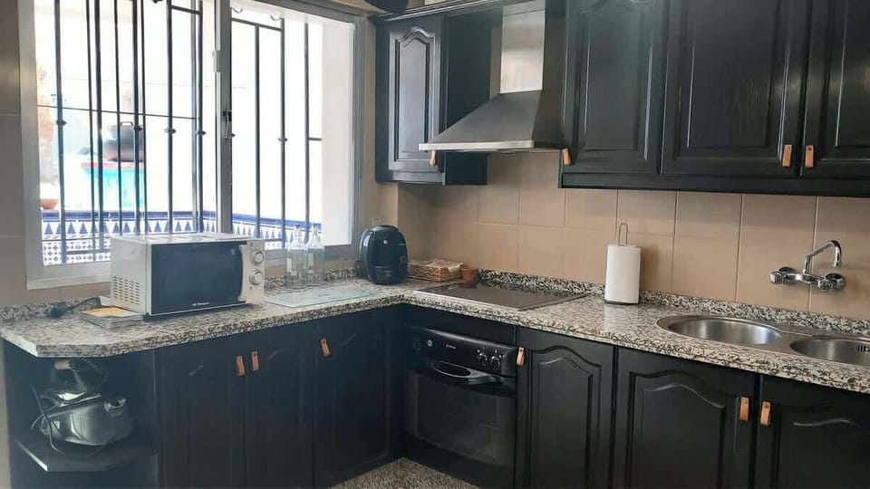Fully Equipped Country Kitchen | Hosterooo (Zagra)
Well-appointed kitchen with appliances, cookware and plenty of storage, ready for homemade meals at Casa Tranquil by Hosterooo (Zagra).