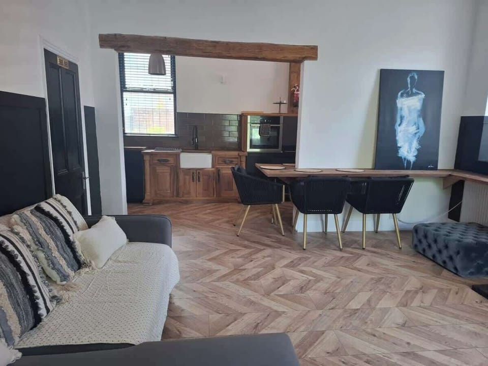 Cozy living room with smart TV
Comfortable lounge with plush seating, large smart TV and soft lighting, perfect for relaxing after a day in Manchester at Hosterooo (Rochdale)