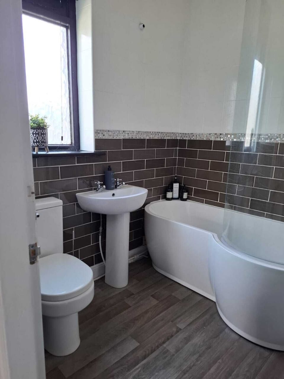 Modern full bathroom
Clean, modern bathroom with shower-over-bath, toilet, basin and fresh towels, providing everything you need to refresh and unwind at Hosterooo (Rochdale).