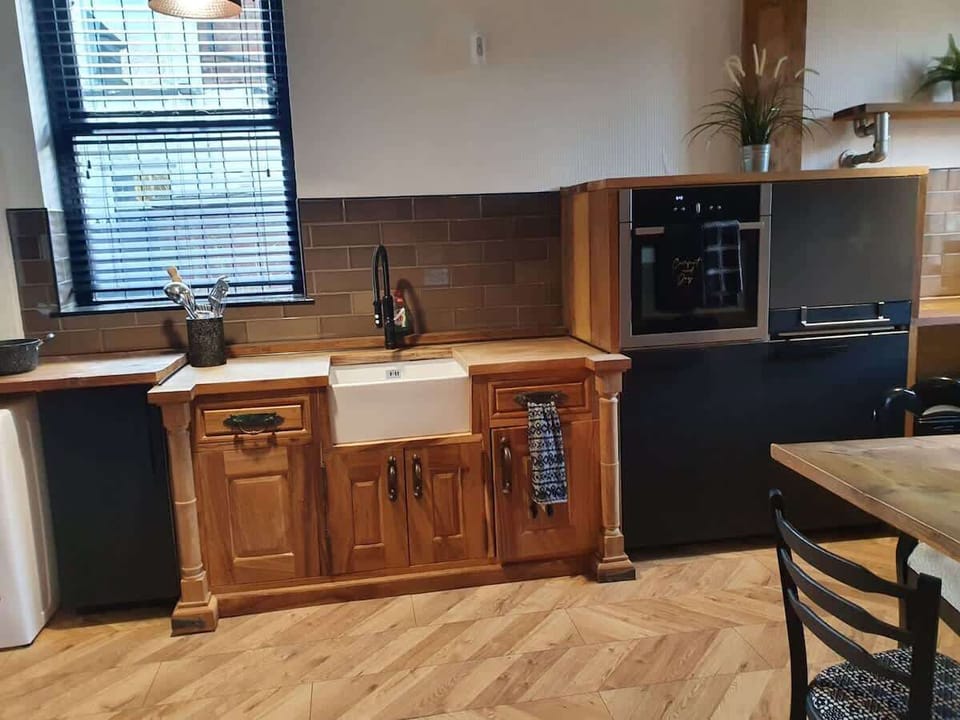 Fully equipped modern kitchen
Modern kitchen with oven, hob, microwave, fridge-freezer and all essential cookware, ready for everything from quick breakfasts to home-cooked dinners at Hosterooo (Rochdale).