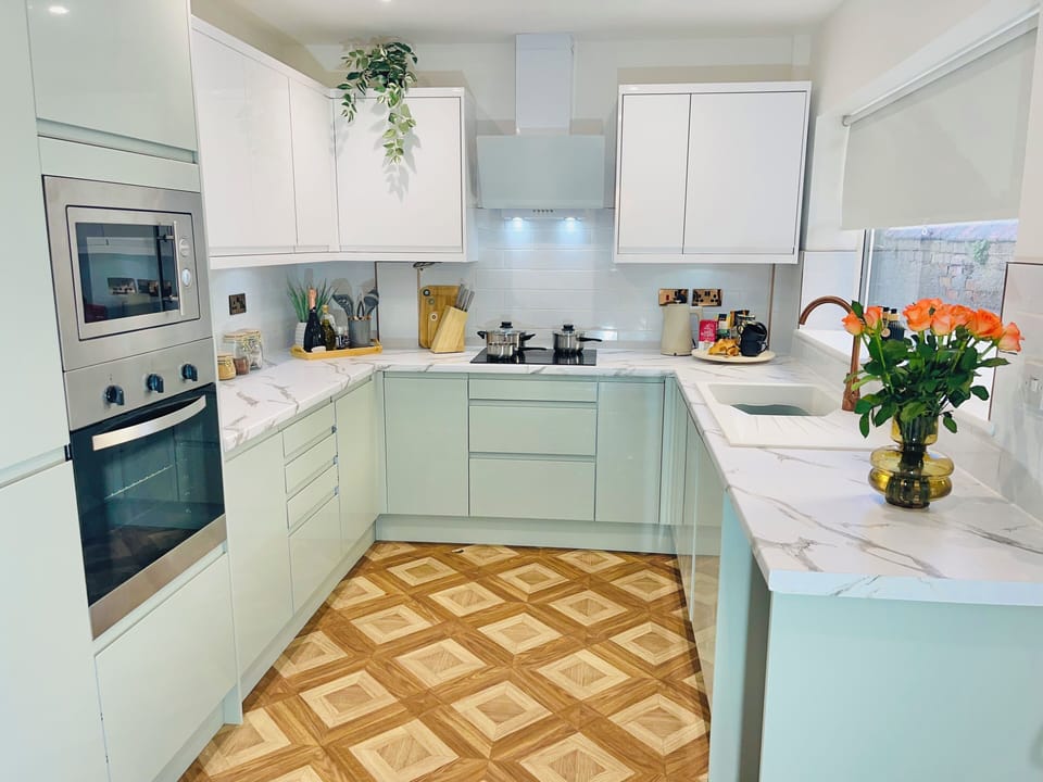 Fully equipped modern Kitchen with all appliances, complimentary tea and coffee