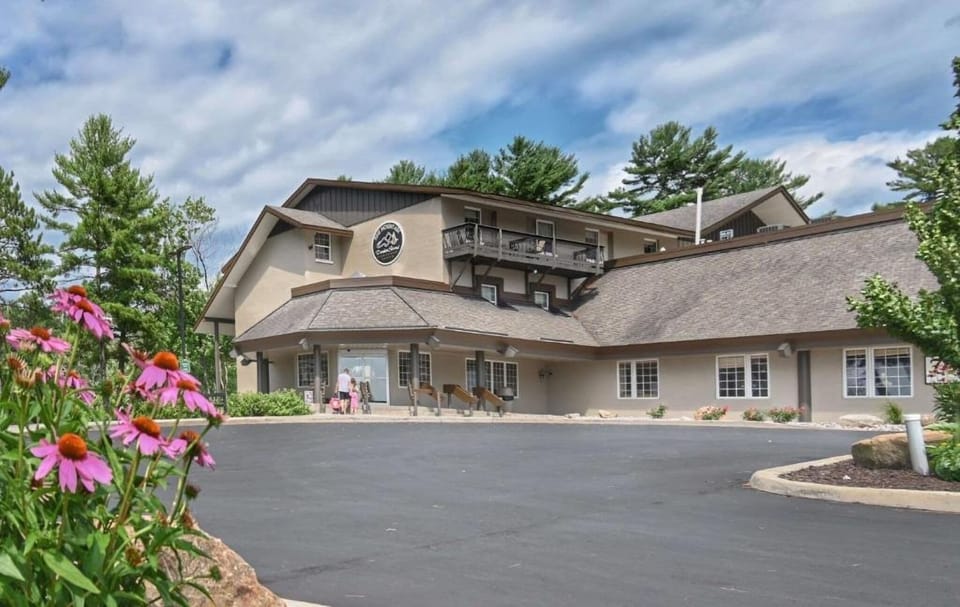 Pull up easily and start your relaxed lodge getaway