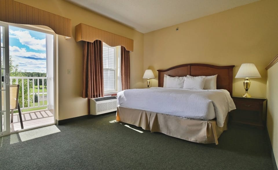 Unit with King bed. Exact unit will be assigned upon arrival. Views, colors, and decor may vary.