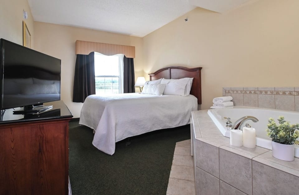 Unit with King bed. Exact unit will be assigned upon arrival. Views, colors, and decor may vary.