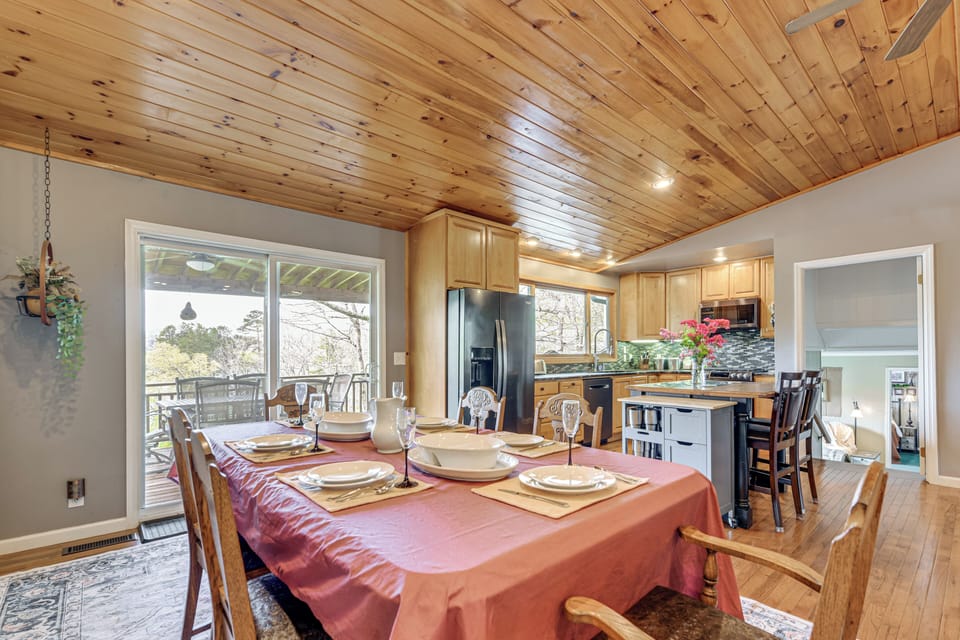 Dining & Kitchen Area | Open Floor Plan | Free WiFi